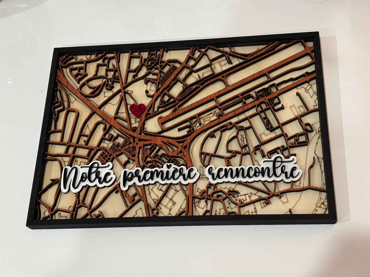 Une Carte Personnalisée du Lieu de Rencontre – Cadre Carte Géographique Gravée en Bois | Cadeau Couple Unique