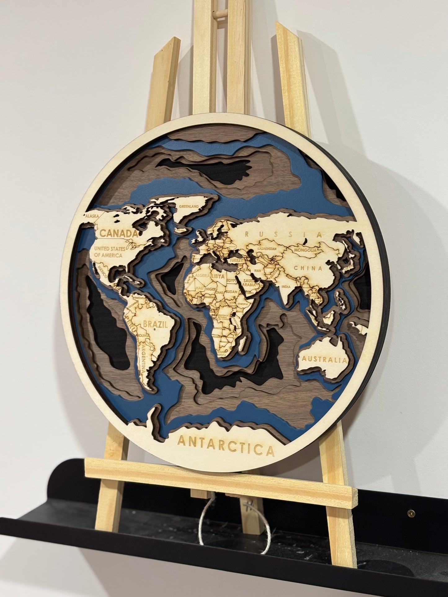Une Carte du Monde en Bois 3D Gravée au Laser – Décoration Murale Artisanale