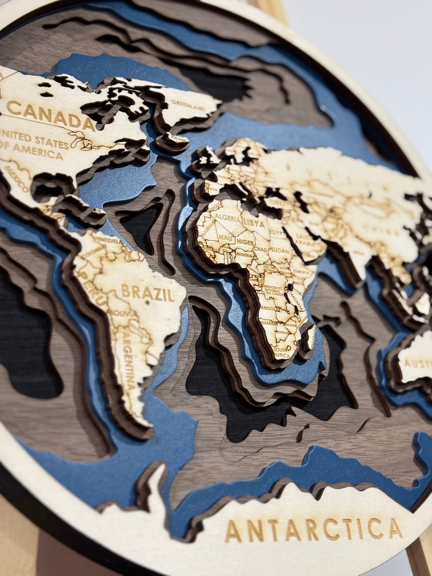 Une Carte du Monde en Bois 3D Gravée au Laser – Décoration Murale Artisanale
