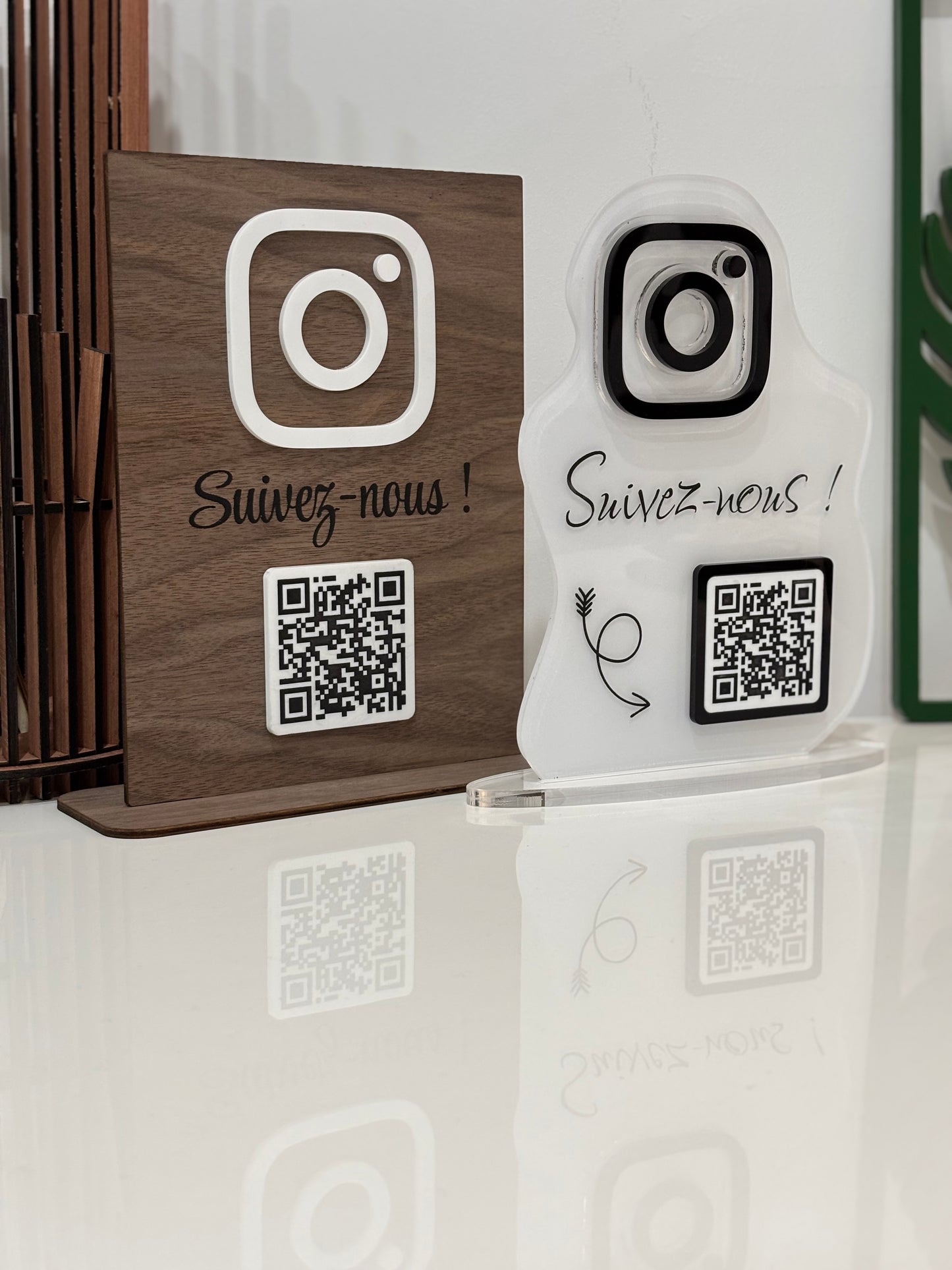 Stand QR Code personnalisé – Support réseaux sociaux pour commerce – Instagram, Facebook, TikTok, Google