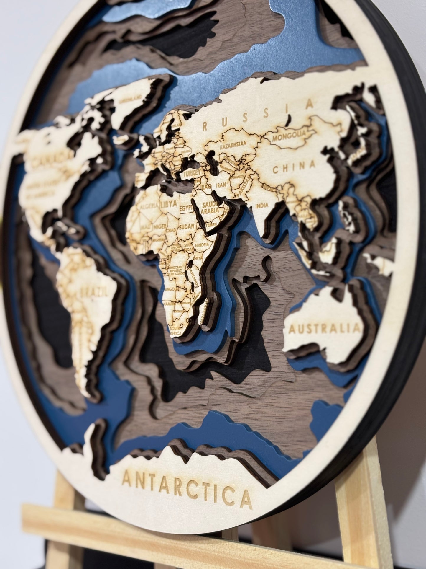 Une Carte du Monde en Bois 3D Gravée au Laser – Décoration Murale Artisanale