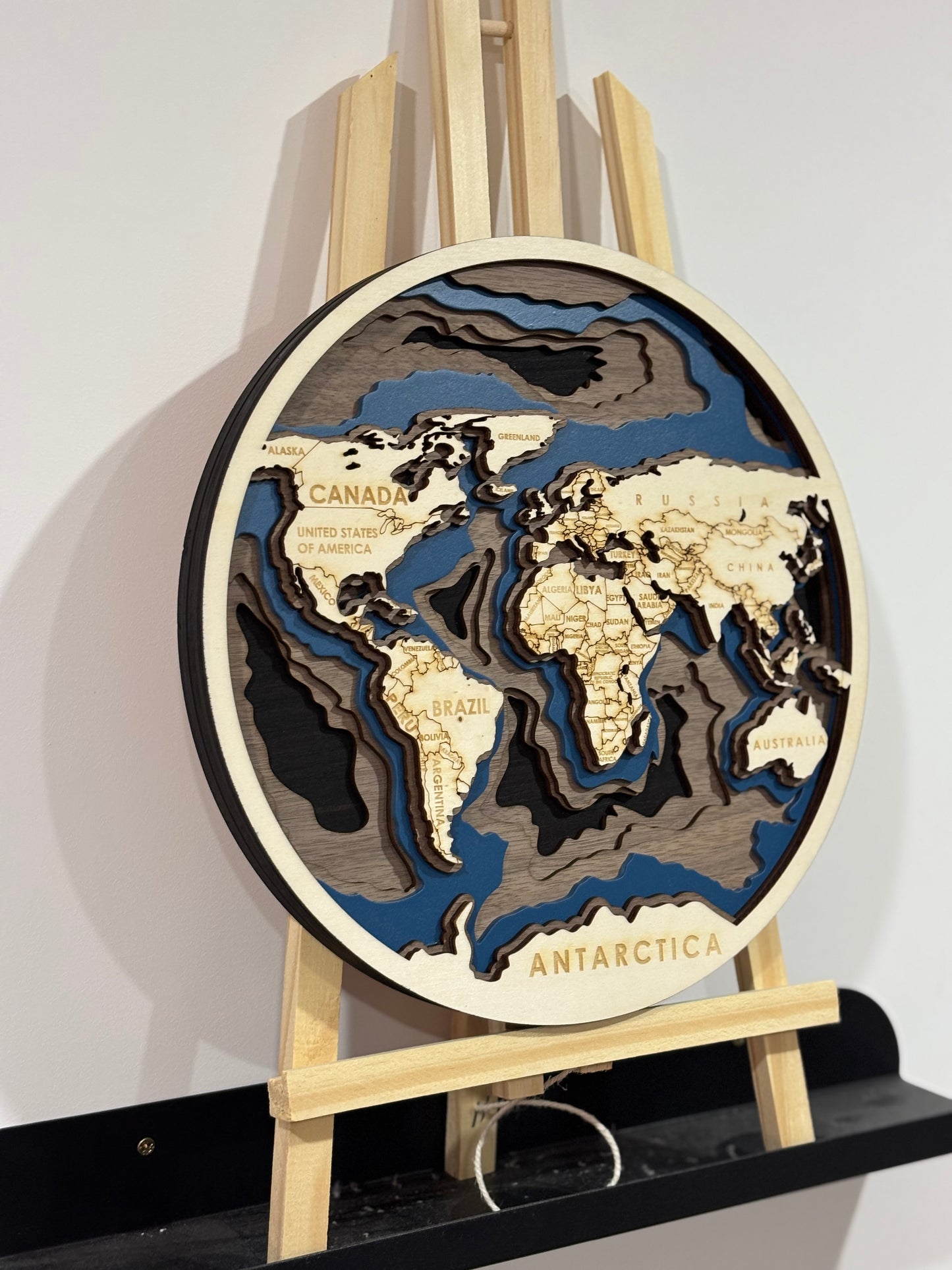 Une Carte du Monde en Bois 3D Gravée au Laser – Décoration Murale Artisanale