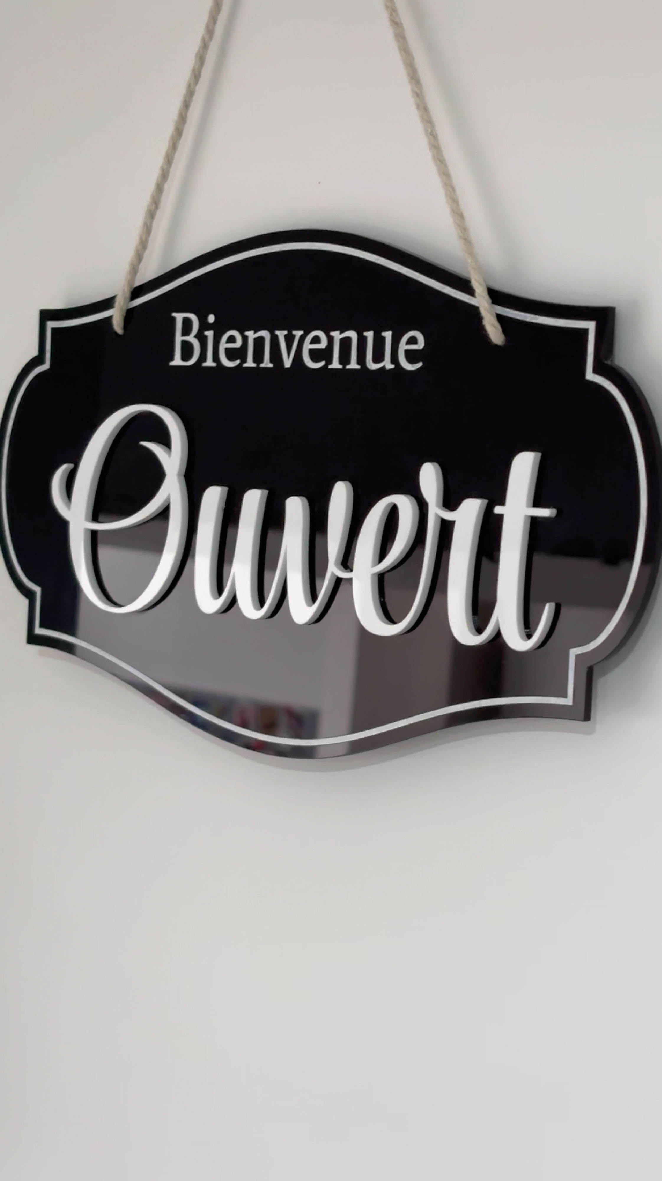 Plaque suspendue Bienvenue Ouvert en acrylique noir et blanc fabriquée par MRKN
