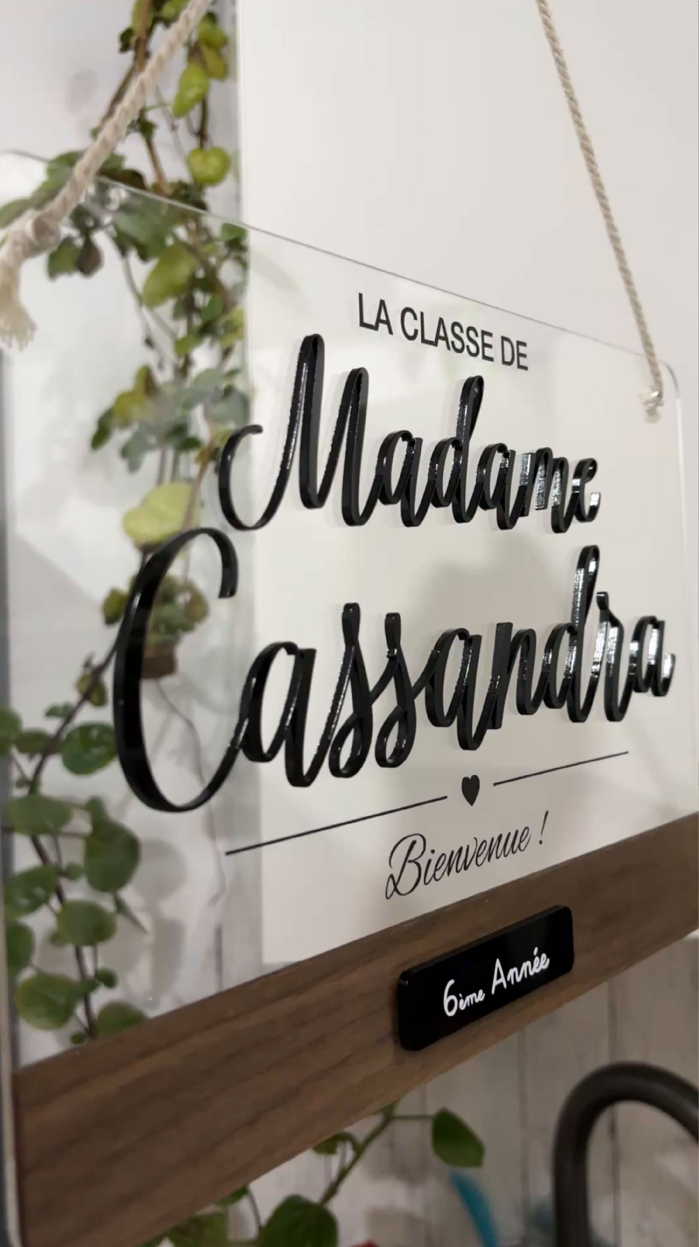 Plaque de classe Madame Cassandra en acrylique et bois fabriquée par MRKN