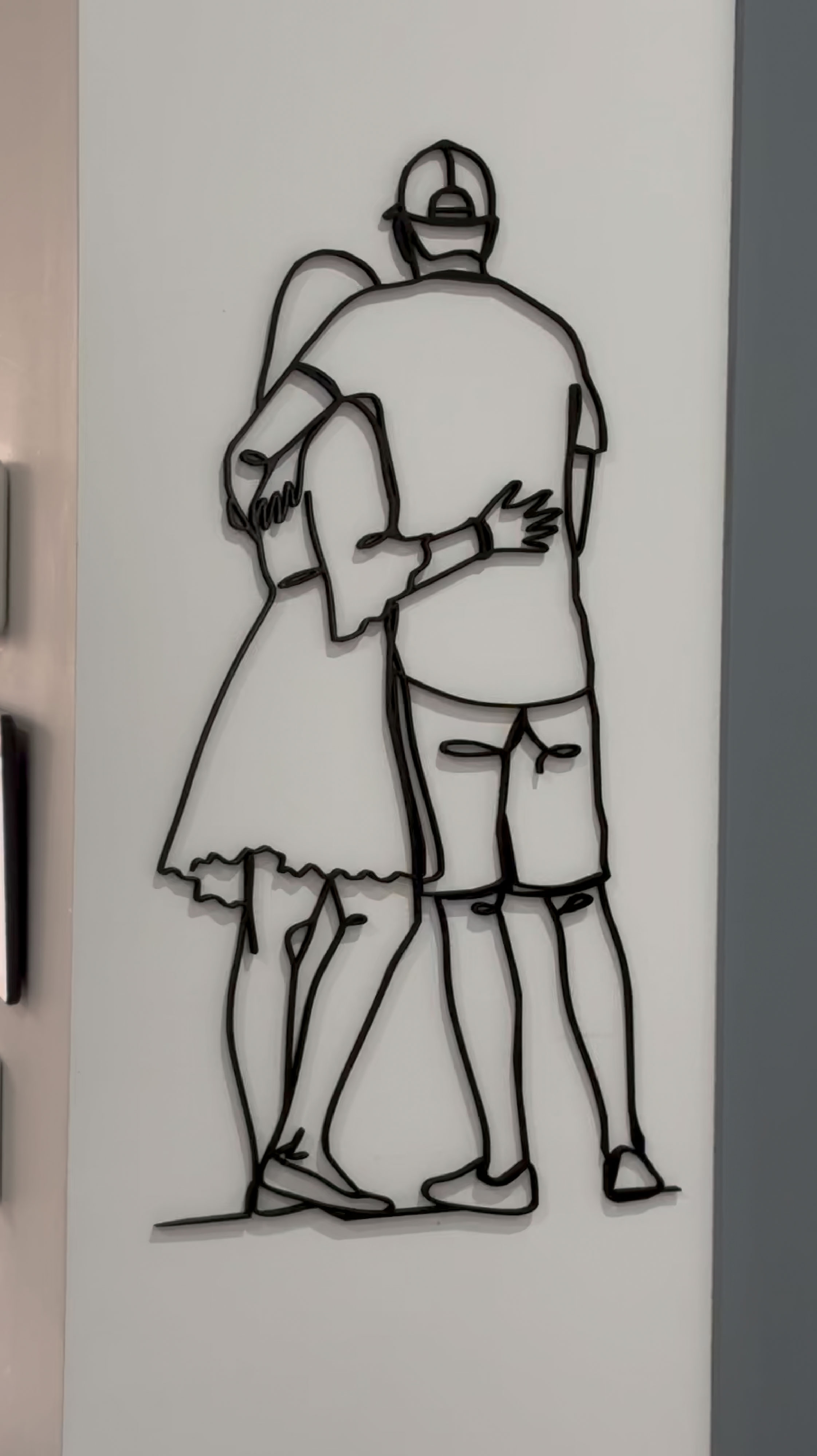 Décoration murale line art représentant un couple réalisée par MRKN