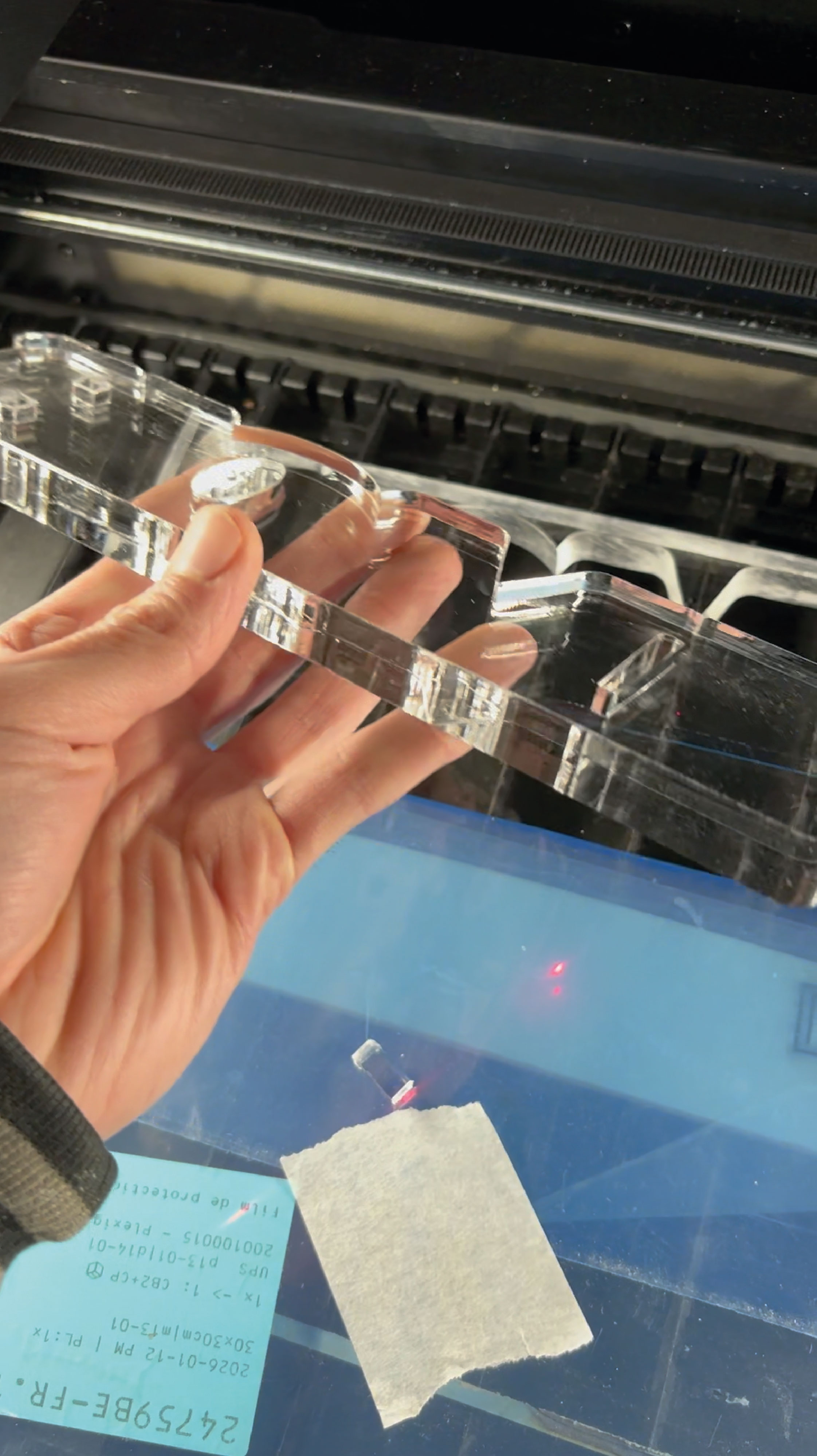Pièces découpées dans du PMMA transparent épais par MRKN