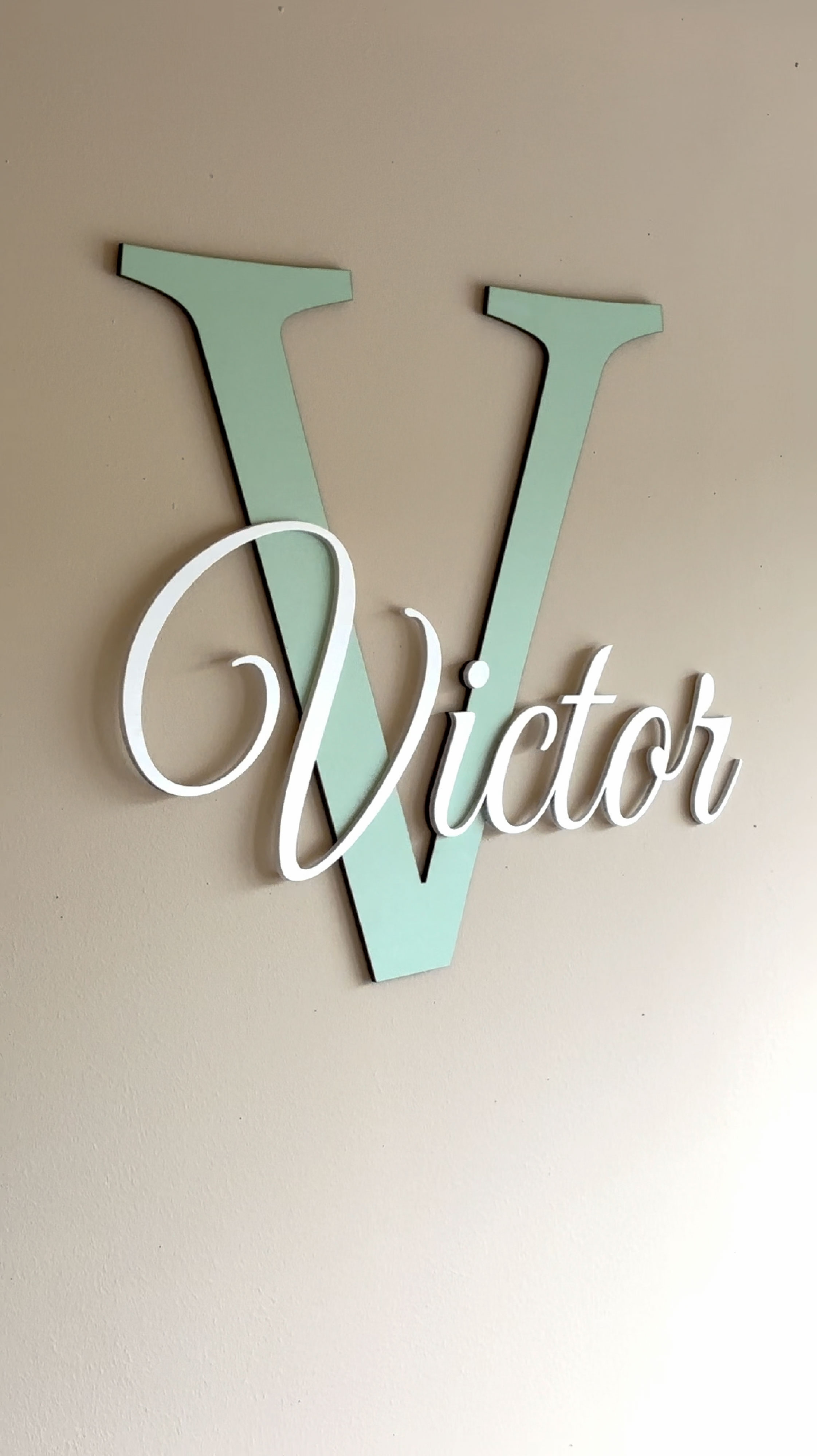 Prénom Victor en lettres murales superposées fabriquées par MRKN