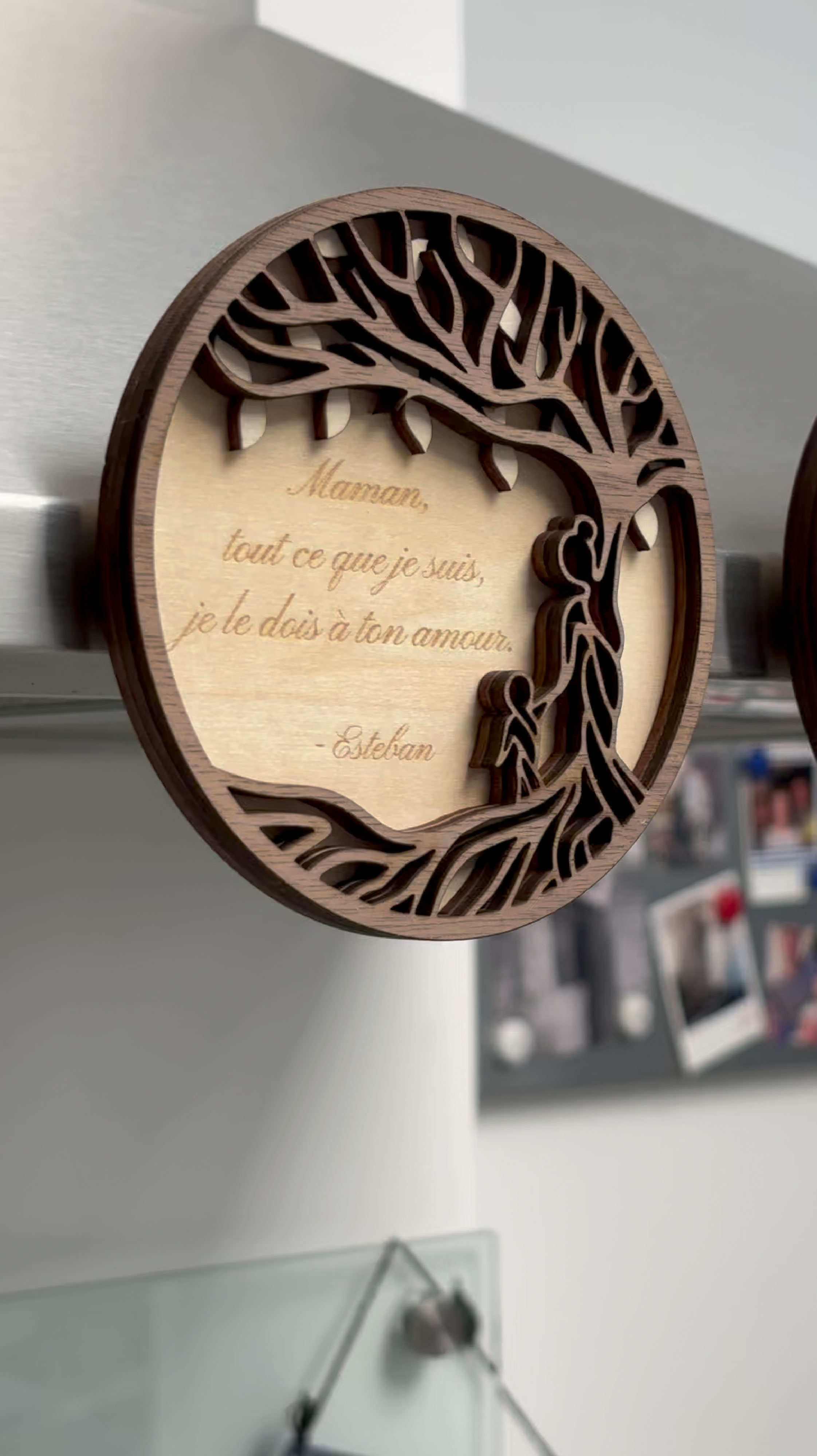 Décoration en bois gravée représentant une maman et son enfant fabriquée par MRKN