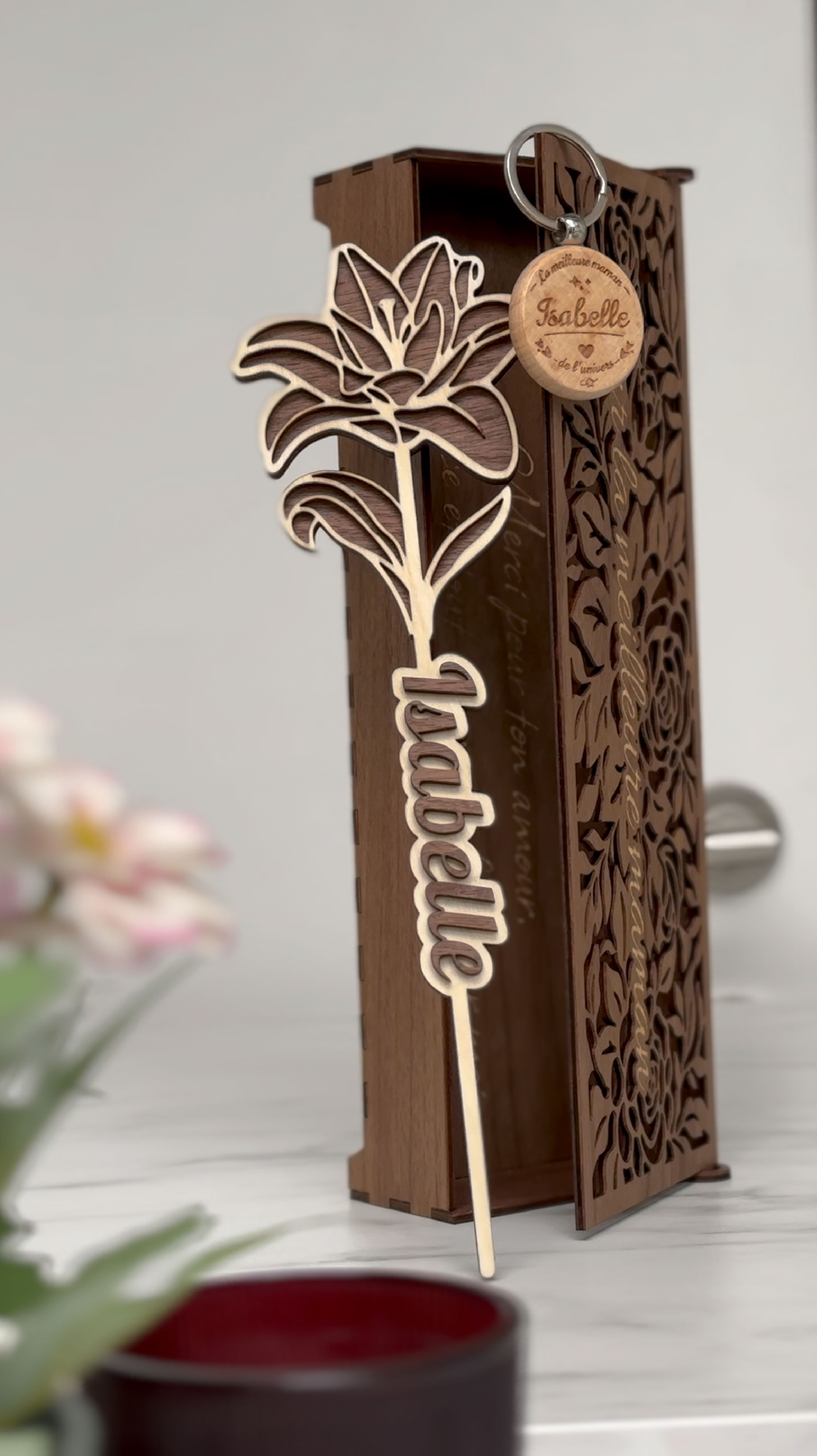 Coffret cadeau personnalisé en bois découpé et gravé par MRKN