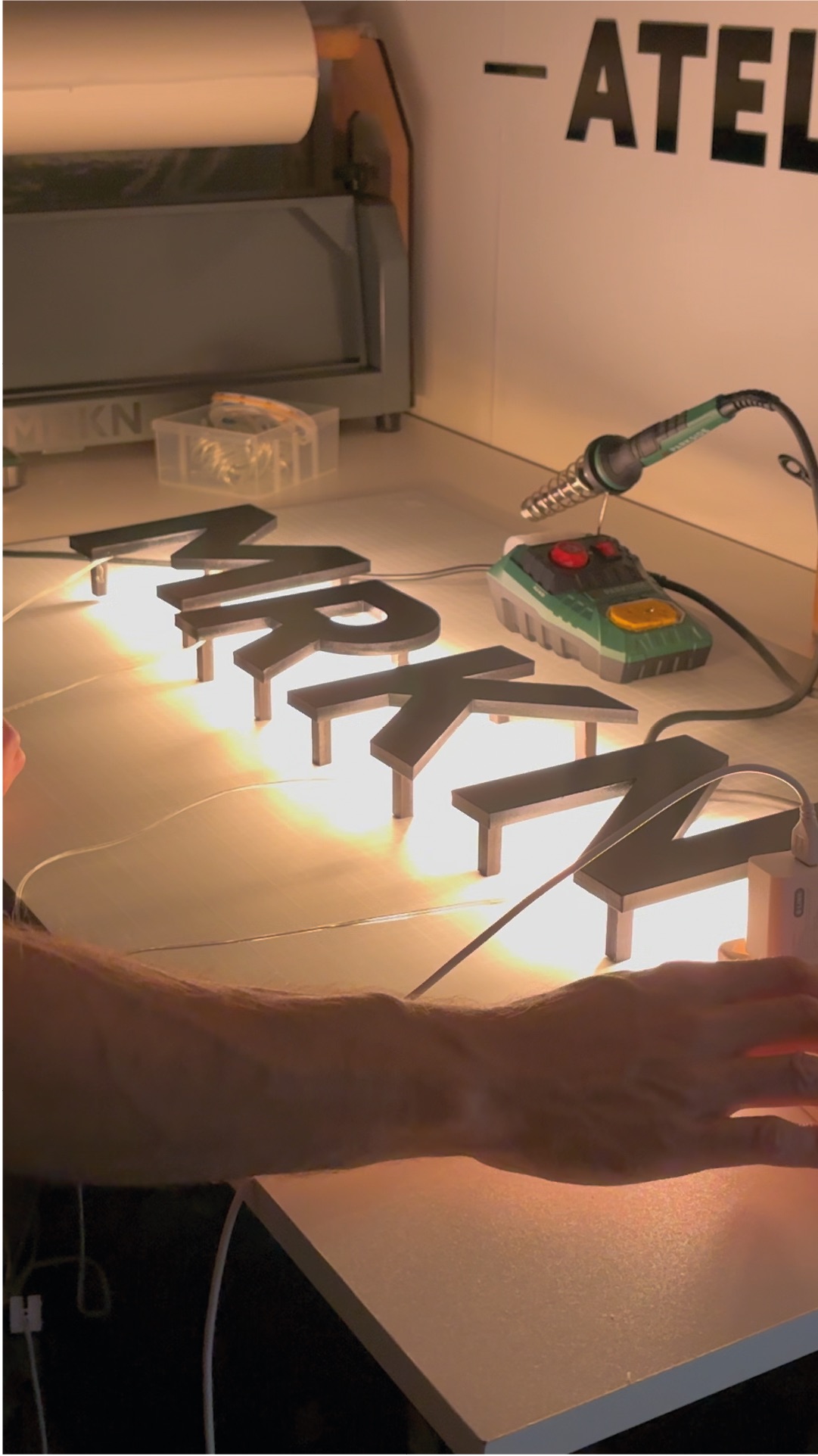 Fabrication et contrôle d’une enseigne lumineuse MRKN dans l’atelier