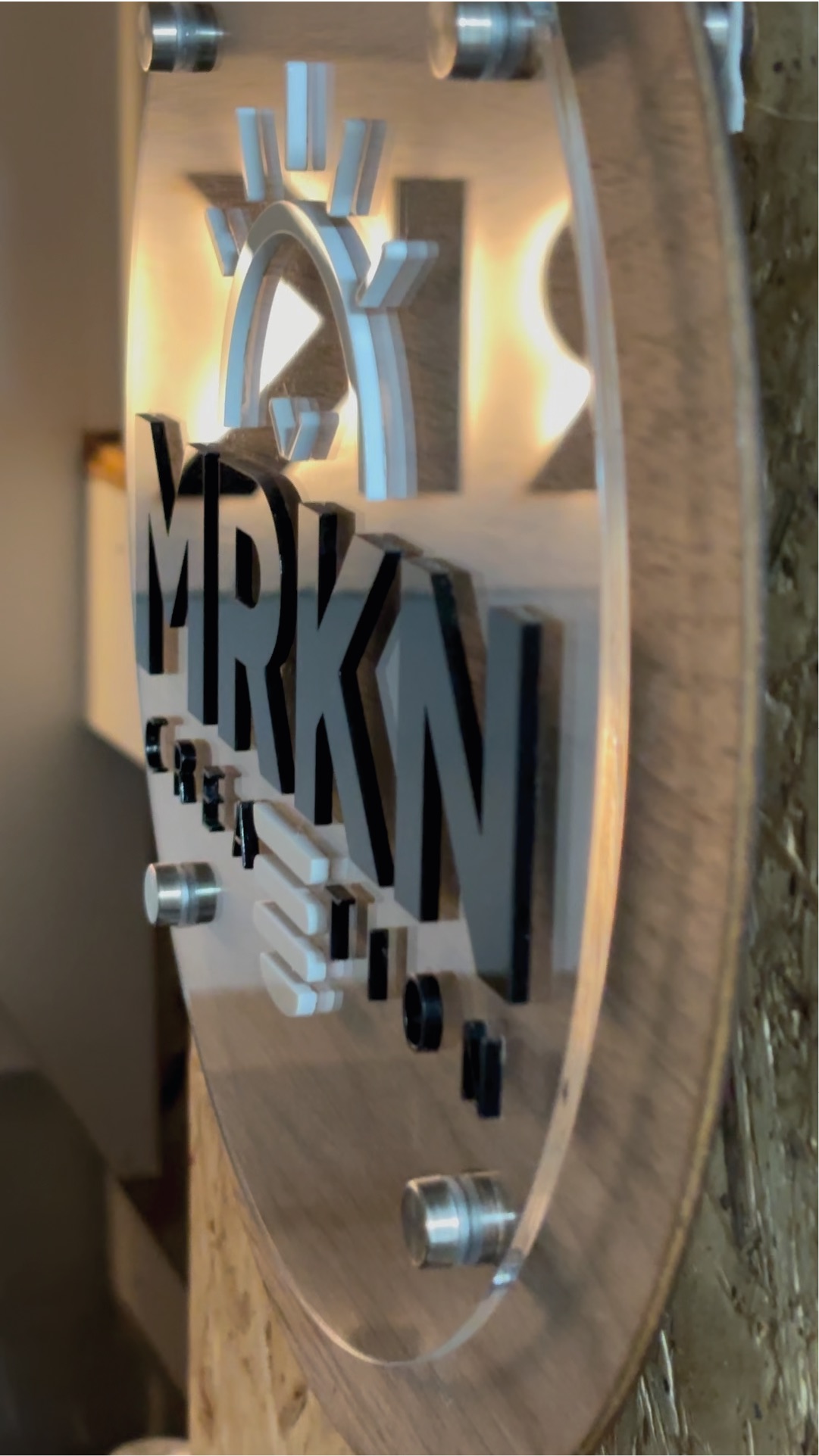 Plaque MRKN en PMMA avec éléments en relief et entretoises