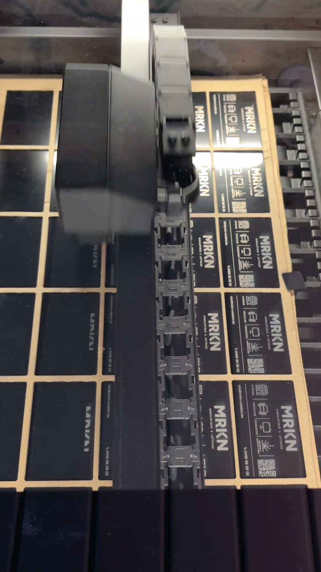 Petite série de plaques noires gravées dans l’atelier MRKN