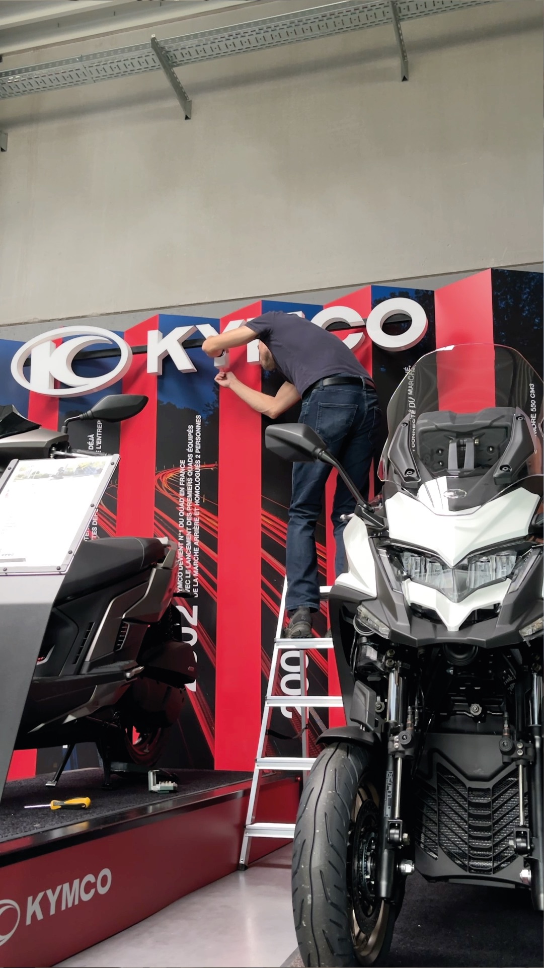 Intervention de service après-vente sur une enseigne lumineuse Kymco