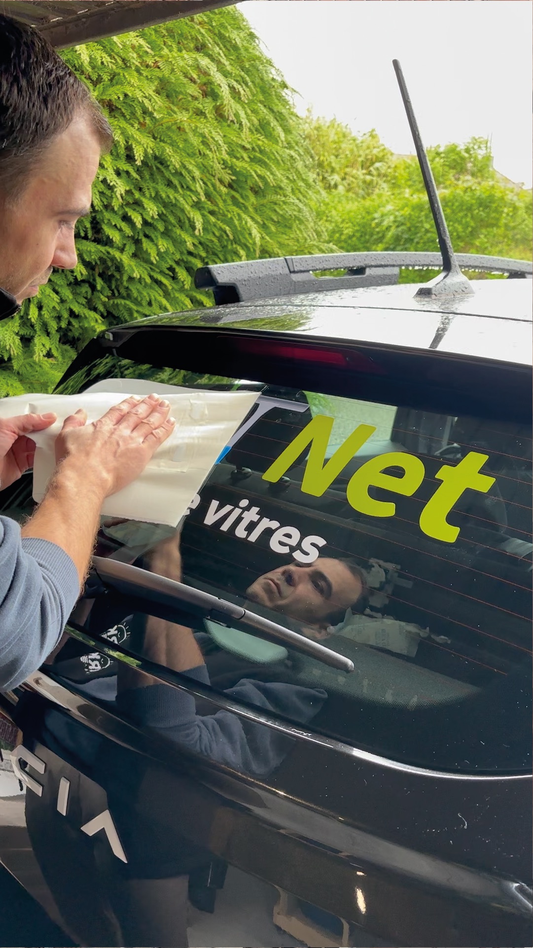 Pose du lettrage Clar’Net sur la lunette arrière d’un véhicule