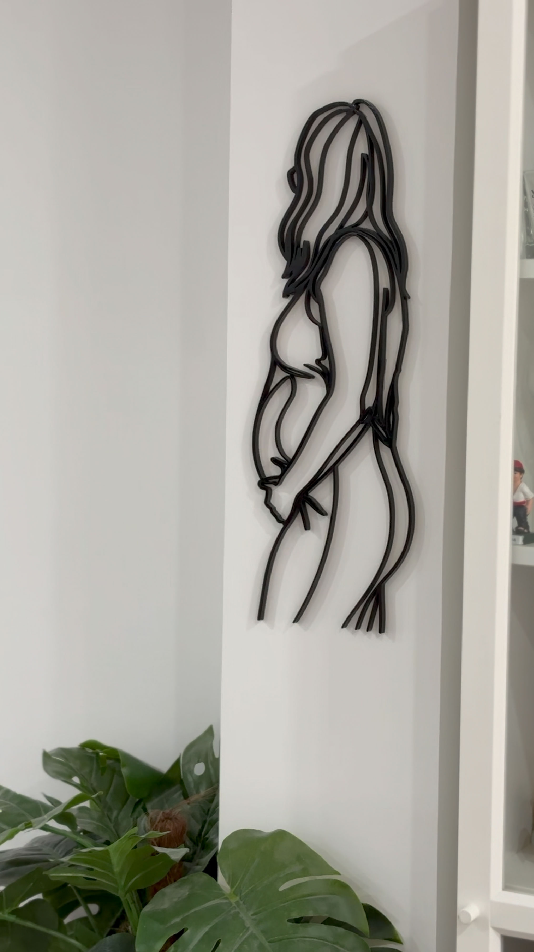 Décoration murale line art représentant une femme enceinte réalisée par MRKN