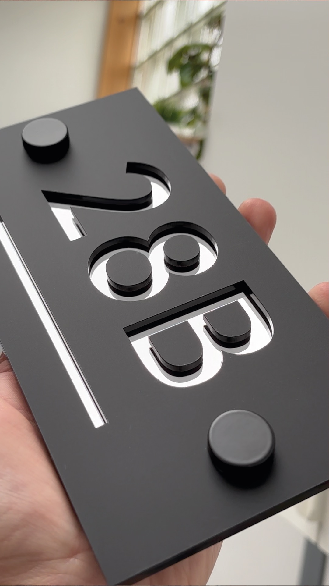 Numéro de maison 28 B en acrylique givré + miroir avec fixations sur entretoises