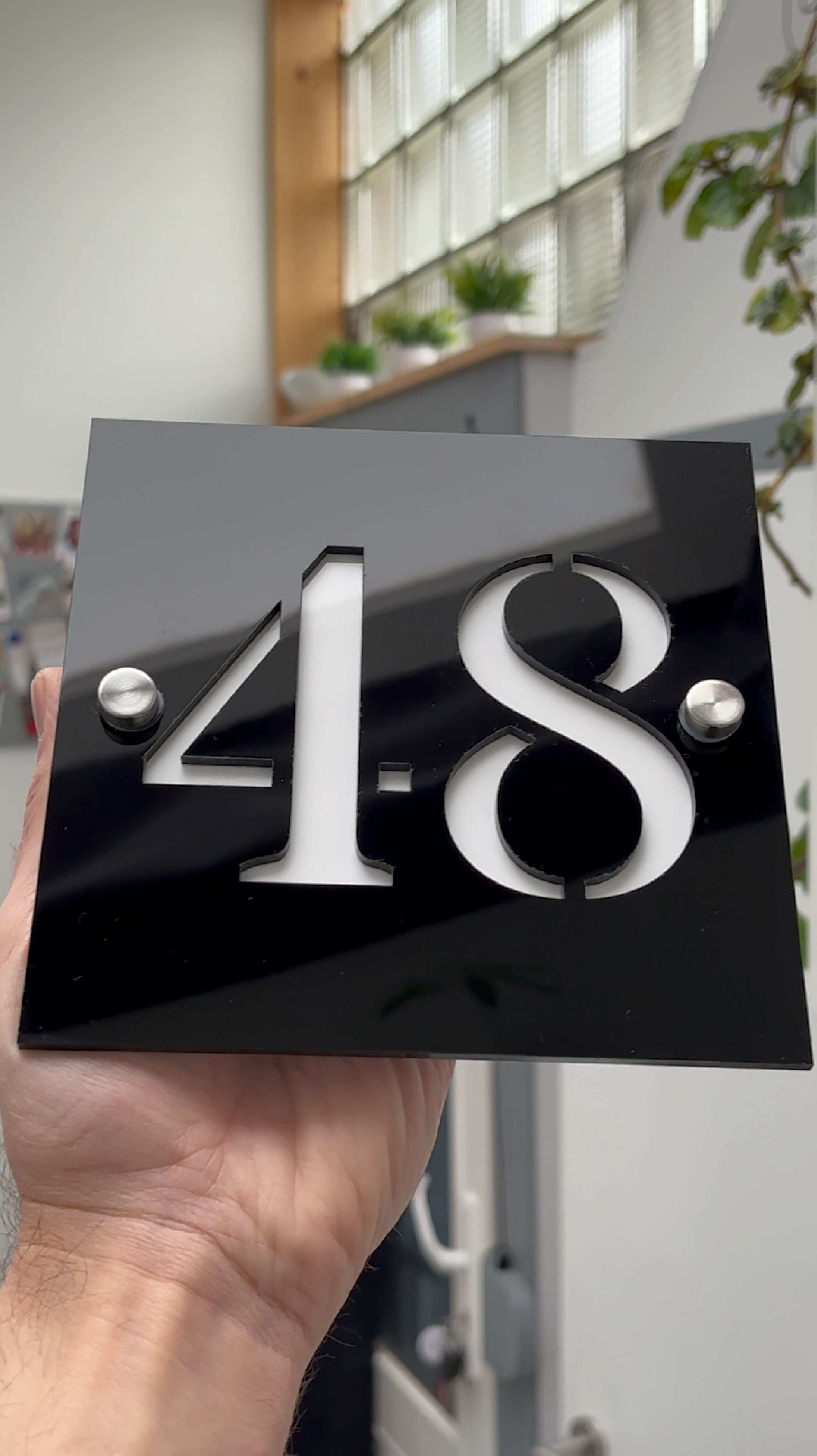 Numéro de maison 48 en acrylique noir et blanc avec fixations sur entretoises