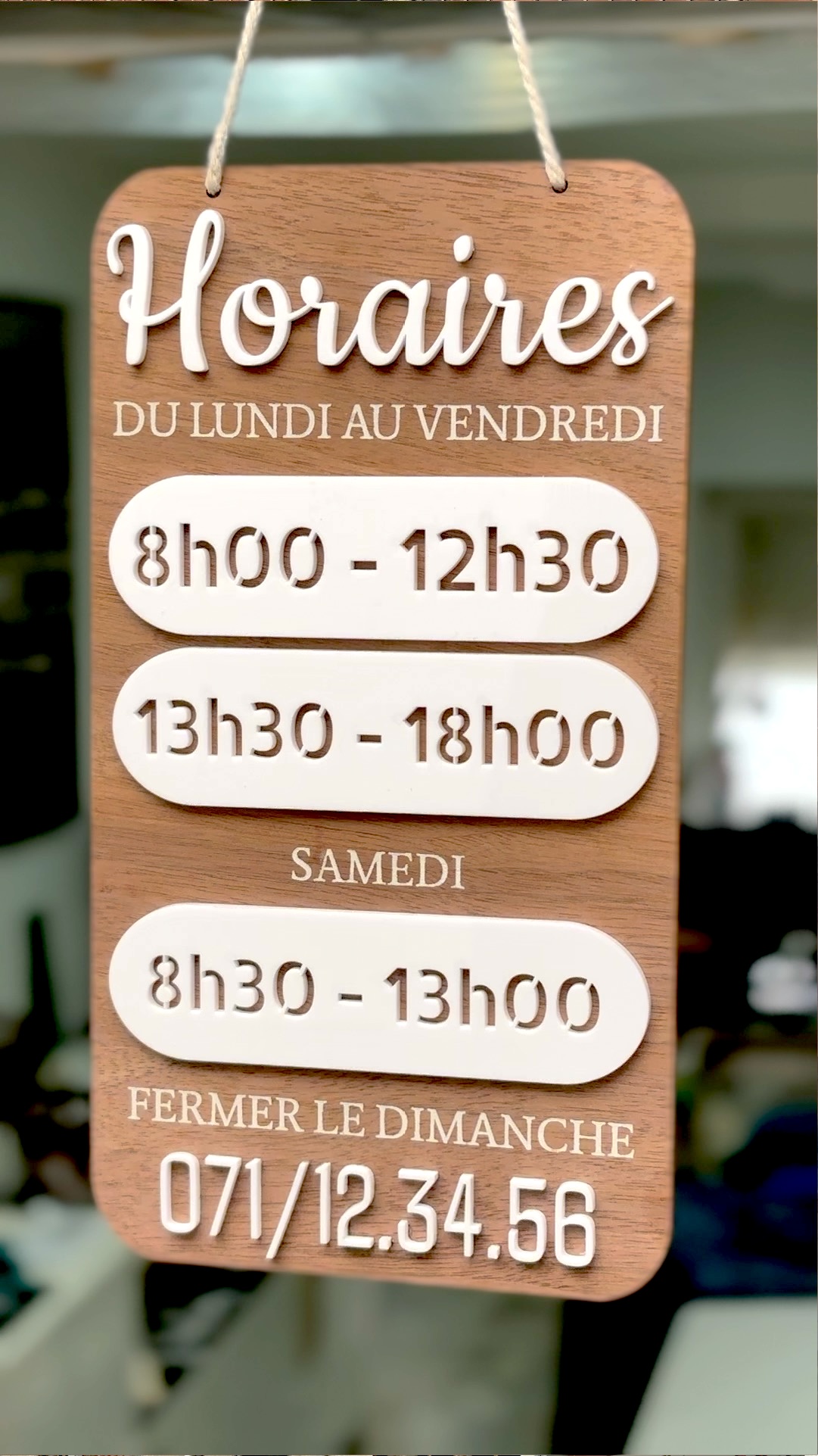 Plaque d’horaires personnalisée en bois et acrylique