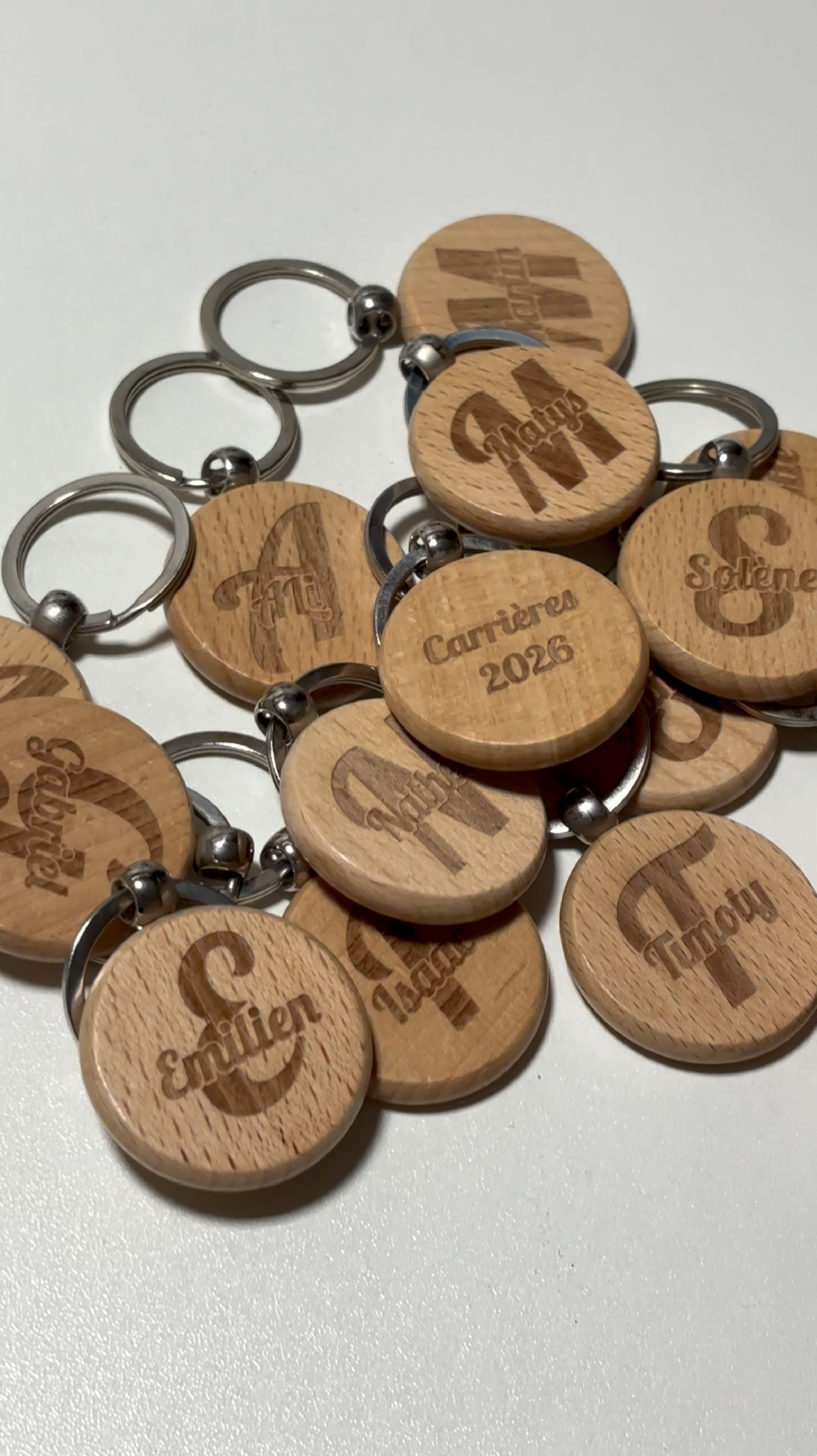 Série de porte-clés en bois personnalisés et gravés par MRKN