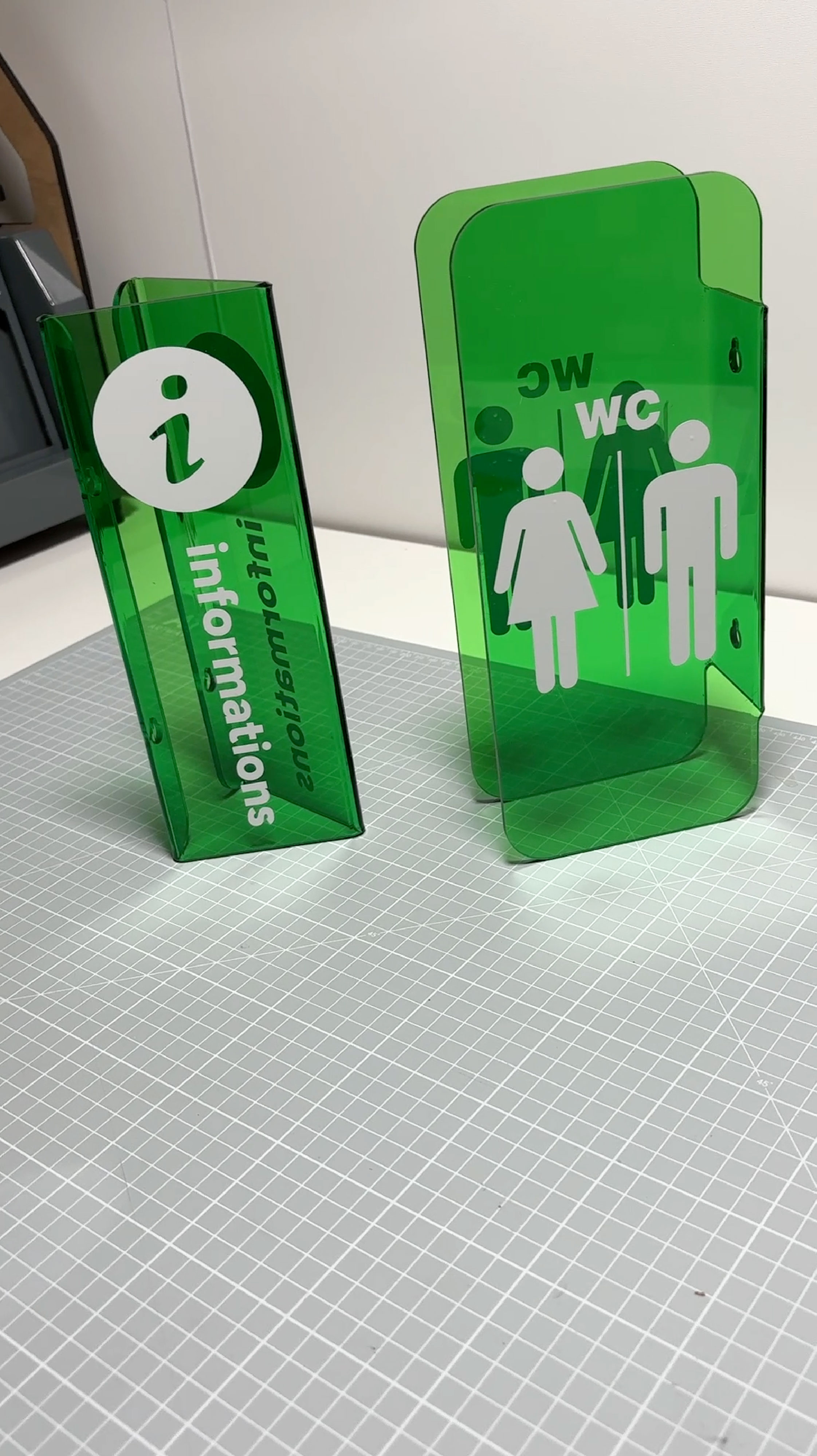Signalétiques Information et WC en PMMA vert transparent fabriquées par MRKN